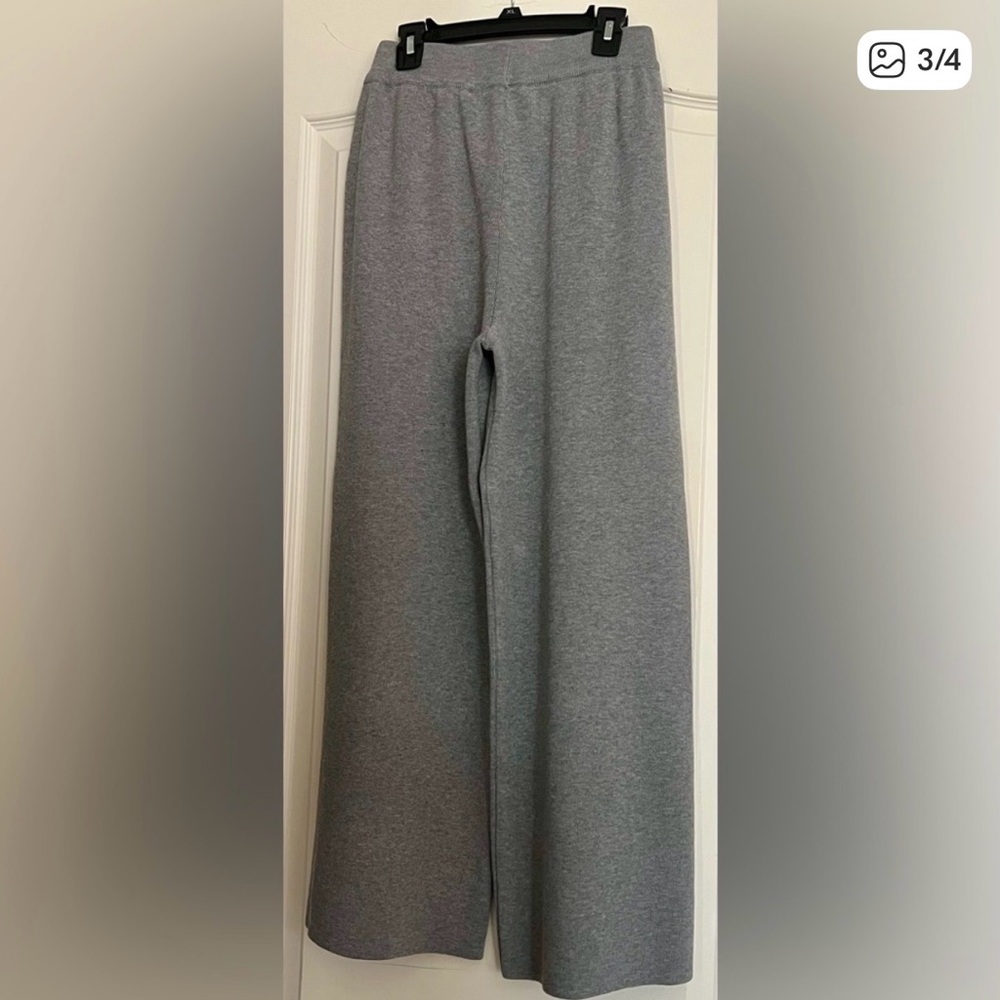 WOMENS
TWO PIECE OUTFIT
SIZE SMALL - Picture 3 of 4